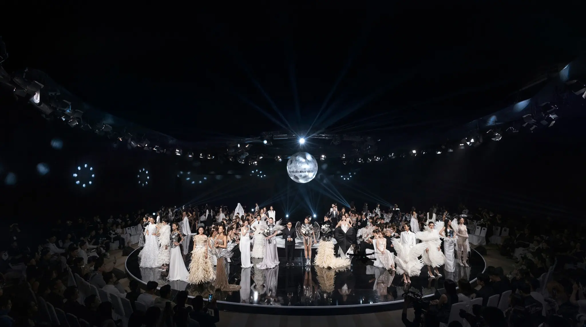 Show diễn thời trang "Fly me to the moon"